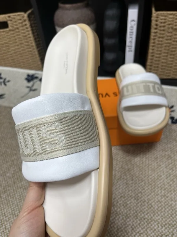 P320💰[New model] Long-term availability, 2025 new model, couple model [LOUlS VUlTTON] comes with drawer box, bag, card, invoice "Louis Vuitton ~ unique modern sandals. 》LV counter purchasing 🏃Men's and women's casual slippers, sold at the same time at the counter, the original old flower material upper is soft and comfortable, (refuses to discolor and rub the feet) sole: original factory special combination original sole, code number: 35--46 4 multiple colors 🉑️ to choose from